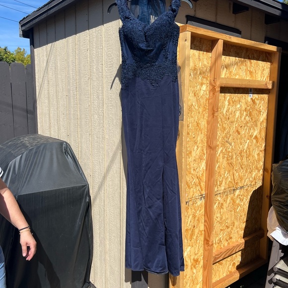 Elegant Navy Blue Lace Gown - Picture 4 of 8